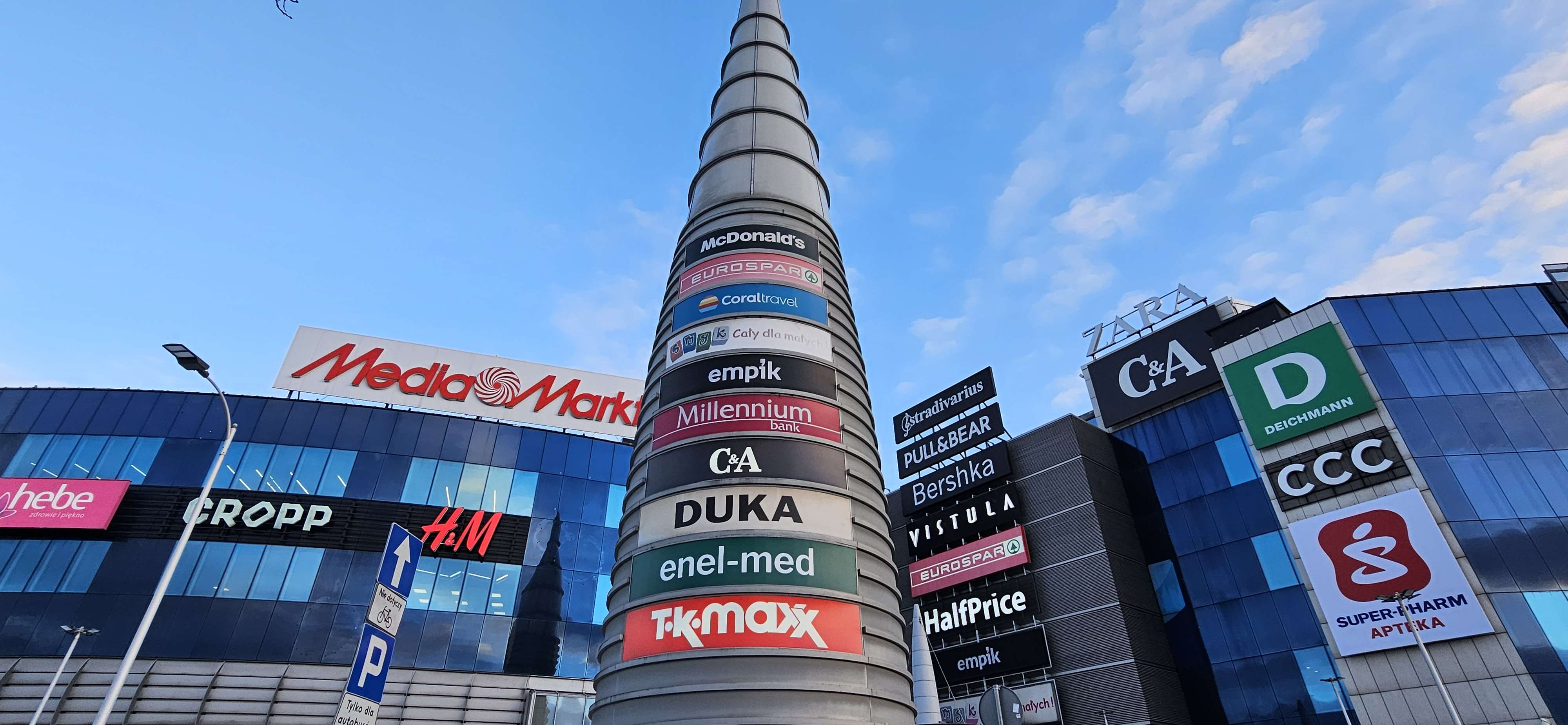 Praca na wysokości przy wysokim pylonie reklamowym