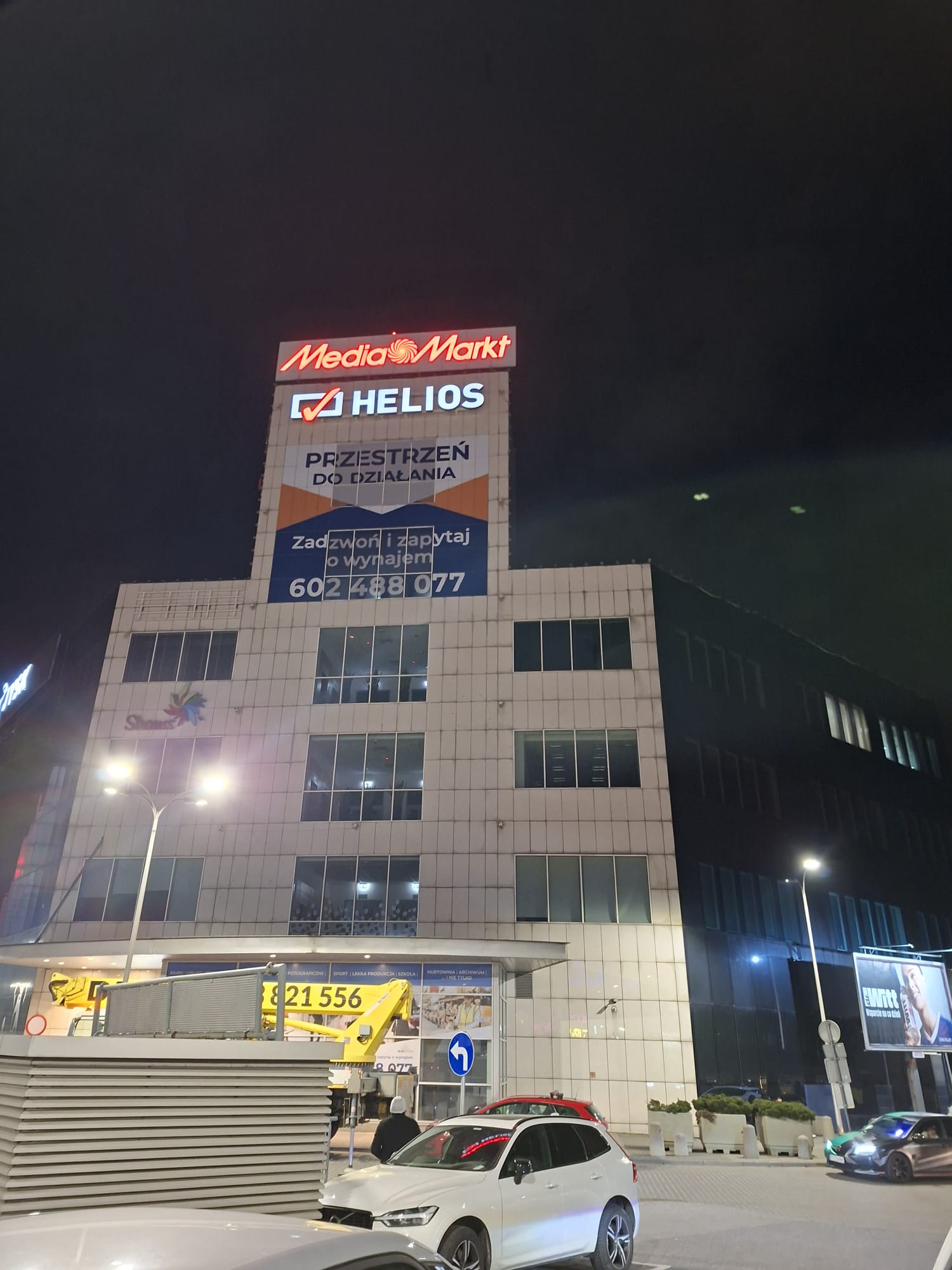 Montaż wielkoformatowej reklamy świetlnej Helios na wysokości